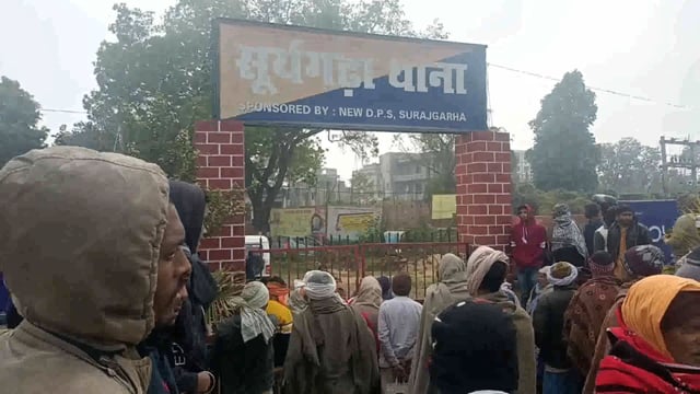 सूरजगढ़ा पुलिस प्रशासन की देखरेख मे प्रति किसानों को एक बोड़ा खाद्य के साथ एक पैकेट नैनो भी दिया जा रहा है