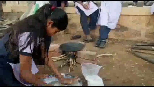 घरनिकी हायस्कूलमध्ये विद्यार्थिनींना आत्मनिर्भरतेचे धडे शिकवले जात आहेत