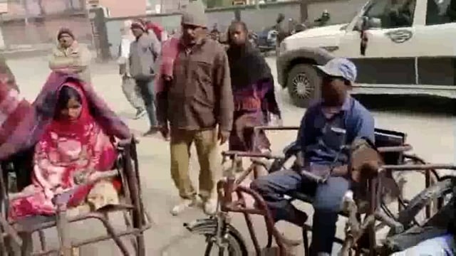 प्रखंड कार्यालय धोरैया में बीडीओ ने दिव्यांगों के बीच कंबल का किया वितरण