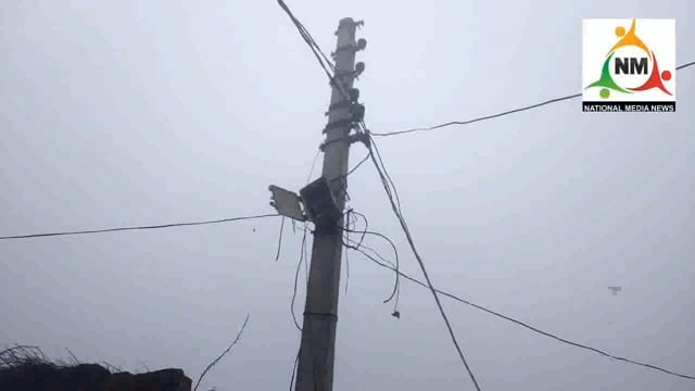 पानीगांव के विद्युत पोल पर लगे कनेक्शन बॉक्स में फॉल्ट होने से लगी आग से जमीन पर गिरी विद्युत केबिल।