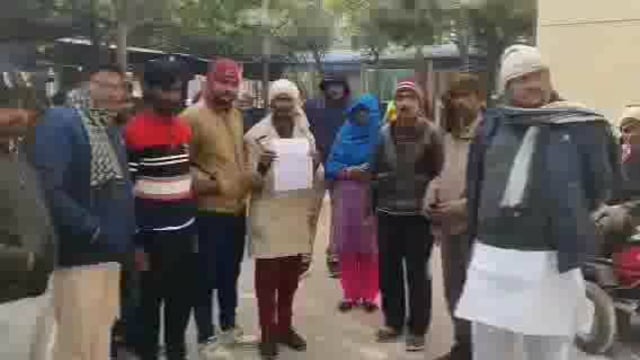 विद्युत विभाग की मनमानी परेशान मुहल्लेवासियो ने एसडीएम से लगाई विद्युत पोल लगाए जाने की गुहार