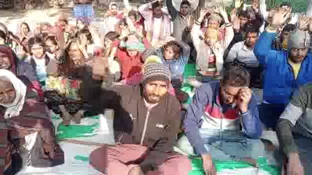 अमेठी-दो दिन पहले संदिग्ध परिस्थियों में युवक की मौत का मामला

पुलिस की कार्यवाही से नाराज परिजन घर के बाहर आमरण अनशन पर