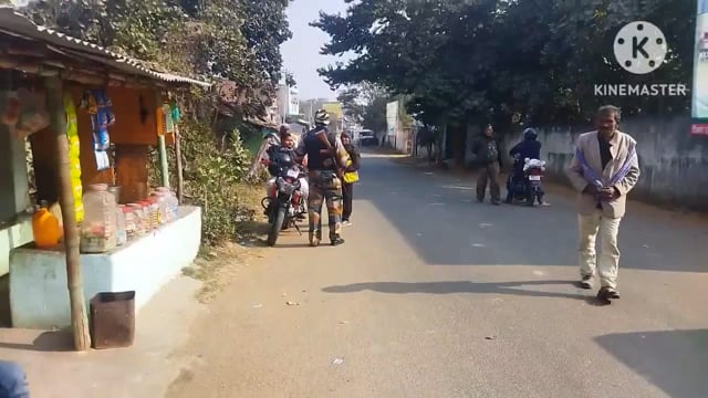 फुल्लीडुमर थाना गेट पर वाहन जांच कर फुल्लीडुमर पुलिस ने ₹2000 चालान काटकर जुर्माना वसूला