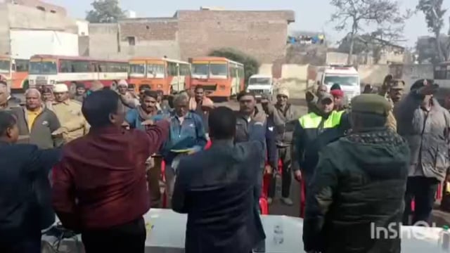 सड़क सुरक्षा सप्ताह के तहत रोडवेज कर्मचारियों को यातायात पुलिस ने किया जागरूक एसपी ट्रैफिक ने दिलाई शपथ