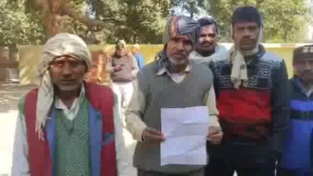 अवैध अतिक्रमण से परेशान हुए मोहल्ले वासी पहुंचे एसडीएम कार्यालय दिया शिकायत पत्र
