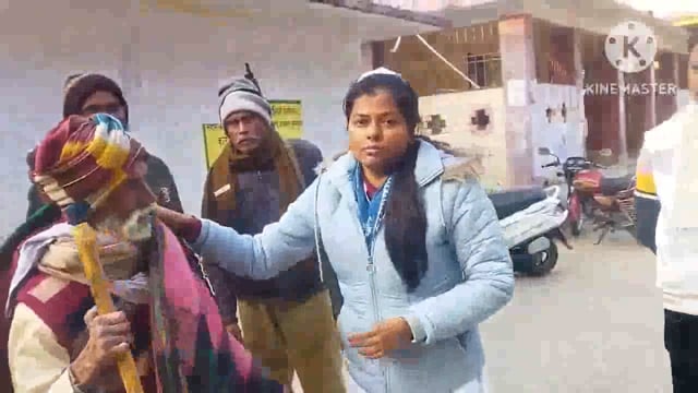 अंचल अधिकारी फूलीडूमर ने उप प्रमुख एवं प्रमुख प्रतिनिधि की उपस्थिति में गरीबों के बीच बांटा कंबल