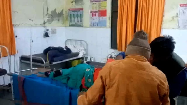 बाबा फार्म हाउस के पास सड़क में गड्ढे होने से ऑटो अनियंत्रित होकर पलटा चालक सहित तीन सवारी घायल