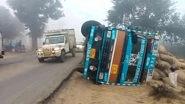 गांव मानपुर के पास सड़क में गड्ढे होने से केंटर अनियंत्रित होकर पलटा