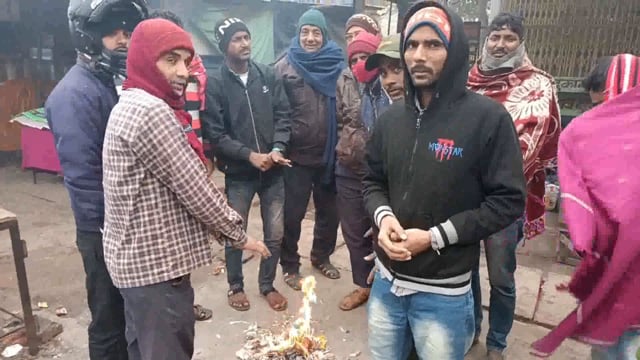 सूरजगढ़ा नगर परिषद क्षेत्र के लोग ठंड से बचाव के लिए कूड़ा कचरा एवं गुटखा सिगरेट का खोली जलाकर कर रहे हैं बचाव