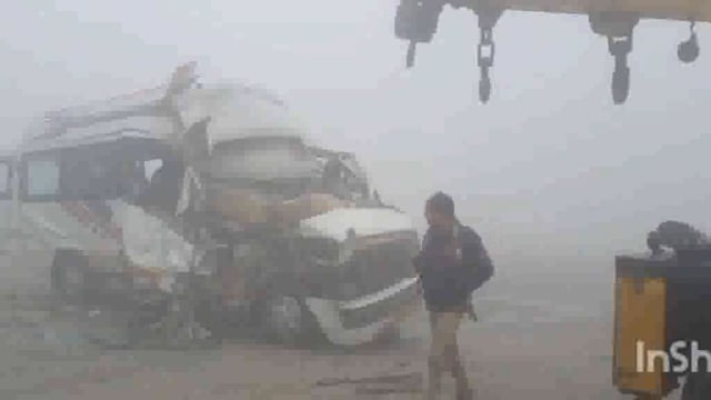 मथुरा के यमुना एक्सप्रेसवे टोल प्लाजा माट पर कोहरा के चलते कई गाड़ियां भिडी 2 विदेशी पर्यटक हुए गंभीर रूप से घायल