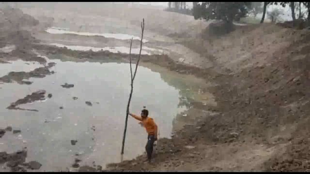 गंगा एक्सप्रेसवे निर्माण में ठेकेदारों की मनमानी
मिट्टी खोदकर बनाये जा रहे तालाब, मानकों की अनदेखी