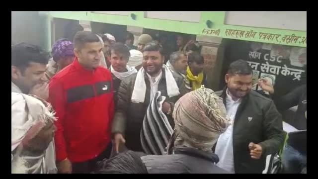 समाजसेवी ने बांटे कंबल: गरीबों के खिले चेहरे