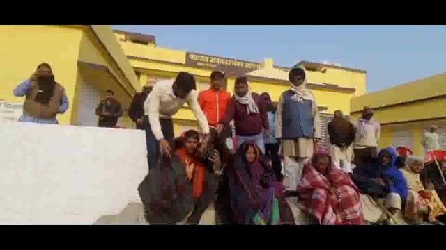 फतेहपुर पंचायत भवन परिसर में निराश्रितों  के बीच किया गया कंबल वितरण
