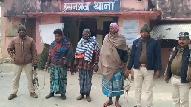 नयाटोला गांव में छापेमारी अभियान चलाकर पुलिस ने 03 शराब तस्कर को 25 लीटर शराब के साथ किया गिरफ्तार, भेजा जेल