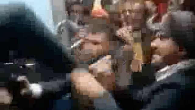 बिहार में चलती ट्रेन में टीटी ने एक आदमी को बेरहमी से पीटा वीडियो वायरल