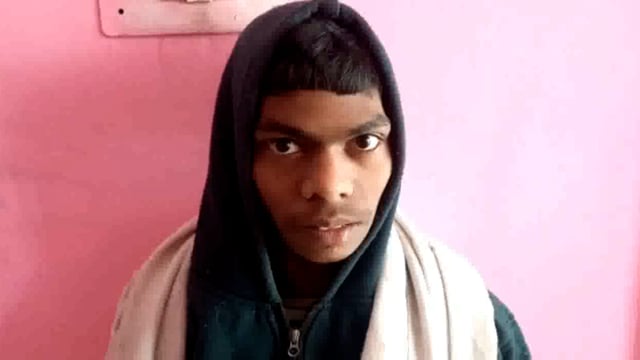 पुलिस को मंदबुद्धि बच्चा खैर कस्बे के सुभाष चौक पर घूमता हुआ मिला