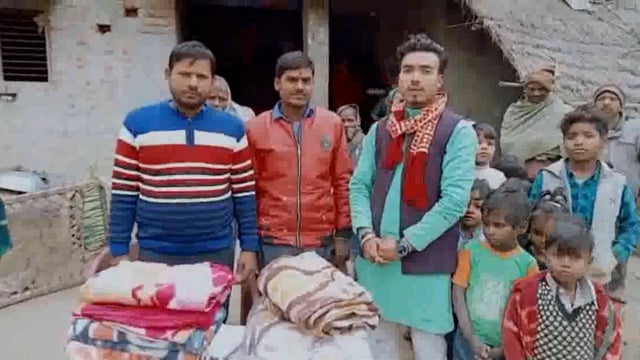 नवेल खौदी में भीषण ठंड को देखते हुए जरूरतमंदों में किया गया कंबल वितरित ।