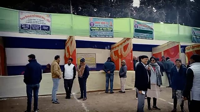 फतेहपुर पंचायत भवन परिसर स्थित कठैल मैदान पर लगे प्रशासन आपके द्वार कार्यक्रम में उमड़ी फरियादियों की भीड़