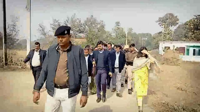 डीएम ने किया कठैल गांव का औचक निरीक्षण लोगों की समस्या से हुए रूबरू