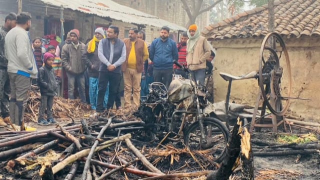 जगदीशपुर कटरा के वकीलकुआँ मे आग लगने की सूचना पर पहुंचे जिला पंचायत सदस्य प्रतिनिधि ने पीड़ित परिवार को दिया आर्थिक मदद