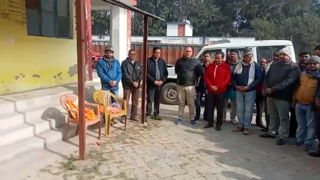 सूरजगढ़ा राजस्व कर्मचारी के निधन पर अंचल कार्यालय के सभी कर्मचारी एवं पदाधिकारियों ने 2 मिनट का मौन रखा