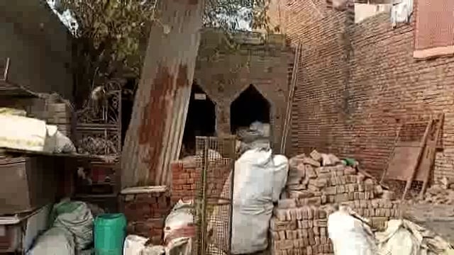 मथुरा के ईशापुर में मस्जिद निर्माण रुकवाने पहुंचे अखिल भारतीय हिंदू महासभा के कार्यकर्ता: जमकर हुई नोंक झोंक 