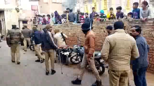 कोतवाली राया क्षेत्र के व्यापारी मोहल्ला में बाइक चोरी के वांछित को पकड़ने गई पुलिस टीम पर हुआ पथराव