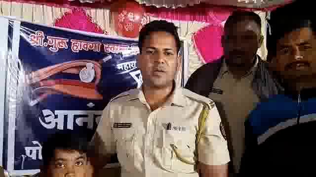 आनंद नगरी येथे हरवलेल्या मुलांना पोलिसांनी केले आईच्या स्वाधीन