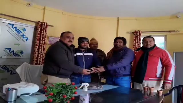 गोंडा: प्रथमा यूपी ग्रामीण बैंक के शाखा प्रबंधक थाना अध्यक्ष को किया सम्मानित