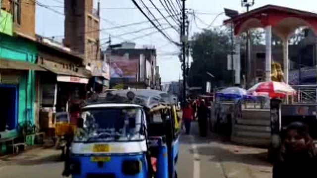 अनाधिकृत दुकान लगाकर  सड़क पर किया अवैध अतिक्रमण भीड़ भाड़ होने से आवागमन हो रहा है बाधित


