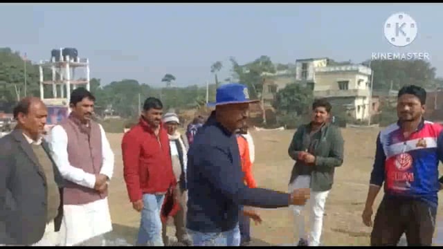 तेलिया खेल मैदान पर आयोजित क्रिकेट मैच के सेमीफाइनल मुकाबले के विजेता टीम को फुल्लीडुमर प्रखंड प्रमुख ने किया पुरस्कृत