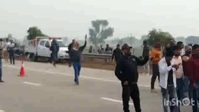 यमुना एक्सप्रेस वे पर लगी कार में आग 4 लोगों ने कार से कूदकर बचायी जान