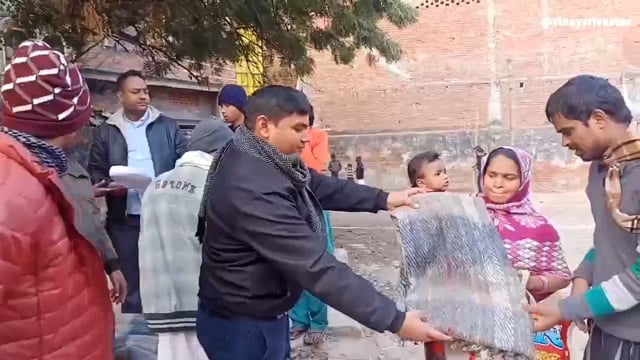 ठंड के मौसम में नगर पालिका प्रशासन ने असहाय व गरीबों में कंबल बांटा