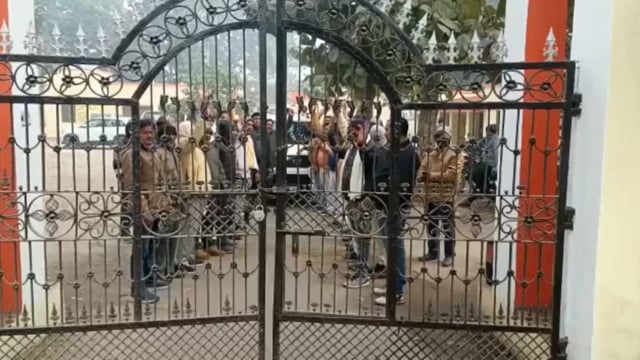 डुमरियागंज ब्लॉक के प्रधानों ने ब्लॉक कार्यालय व गेट पर जड़ा ताला सरकार के खिलाफ जमकर कि नारेबाजी ।
