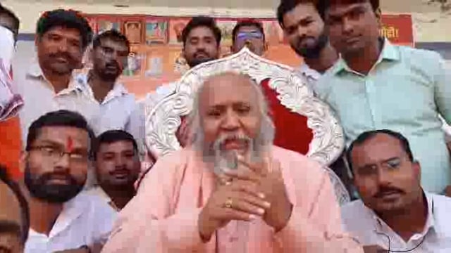 बंजारा समाजाचे धर्मगुरू बाबूसिंग महाराज यांचे जळगांव येथे कुंभमेळ्यास उपस्थित राहण्याचे केले आवाहन