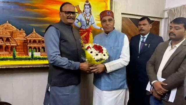 जिले के स्वास्थ्य संबंधित विषयों को लेकर डुमरियागंज सांसद जगदम्बिकापाल ने उपमुख्यमंत्री बृजेश पाठक से की मुलाकात