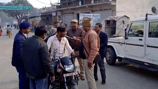 इटवा सहित जिले में यातायात नियमों का उल्लंघन करने वाले 25 वाहनों से पुलिस ने वसूला 24500 का समन शुल्क