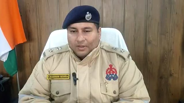 चंदौसी पुलिस ने 25000 का इनामी बदमाश को पकड़ कर न्यायालय में किया पेश जानकारी देते पुलिस अधीक्षक चक्रेश मिश्र |