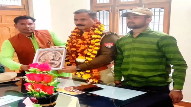 नवाबगंज थानाध्यक्ष को राष्ट्रीय हिंदू संगठन के जिला अध्यक्ष ने किया सम्मानित