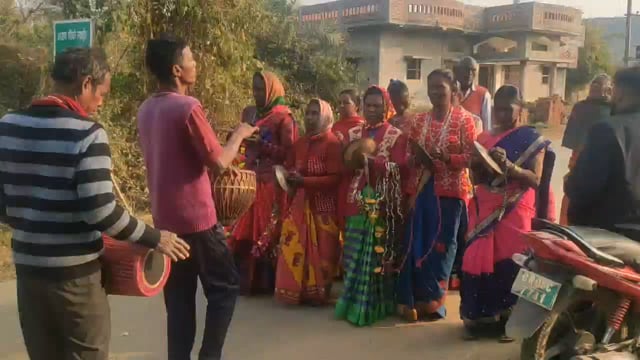 आदिवासी समुदाय के लोगो ने नाच गान के साथ किया सोहराय पर्व का समापन,लोगो में उत्साह