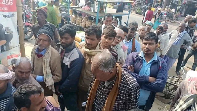 सूरजगढ़ा बाजार स्थित कई जगहों पर किसानों को खाद उपलब्ध करवाया जा रहा है