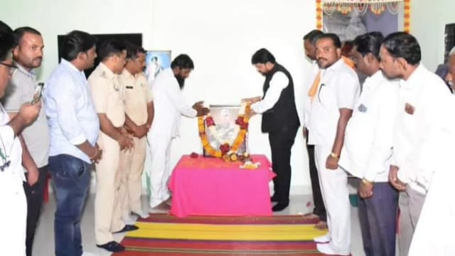 वीर जवान श्रीधर चव्हाण यांच्या कुटुंबियांचे आमदार संजय बनसोडे यांच्याकडून सांत्वन