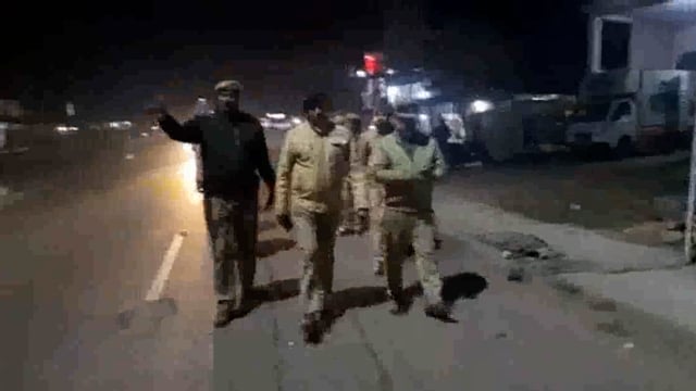 सुरक्षा के दृष्टिगत थाना शिव नगर डीडई पुलिस द्वारा कस्बा डीडई तिलौली में किया गया पैदल गस्त