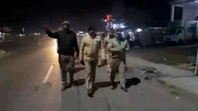 सुरक्षा के दृष्टिगत थाना शिव नगर डीडई पुलिस द्वारा कस्बा डीडई तिलौली में किया गया पैदल गस्त