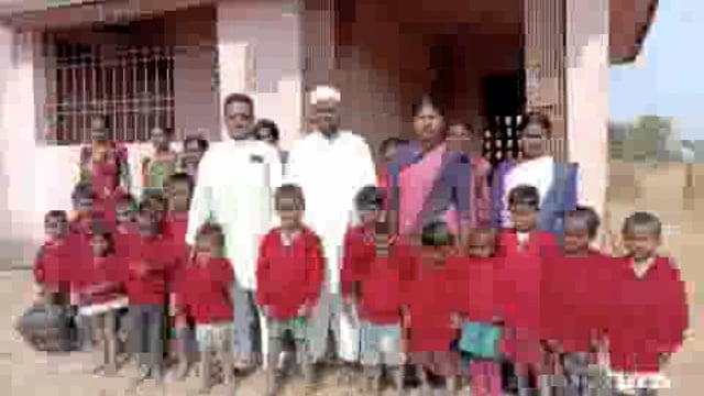 गांडेय प्रखंड के बभनडीहा आंगनबाड़ी केंद्र में बच्चों के बीच स्वेटर का वितरण 