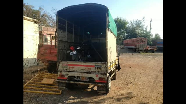 धावडवाडीत गावकऱ्यांनी चोरांना पकडून दिला प्रसाद केले पोलिसांच्या स्वाधीन


