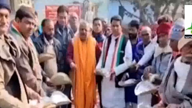 परिक्रमा में पुराने कालीदह पर चल रहे किसानों के सत्याग्रह आंदोलन के 9 वें दिन अधिकारियो की बुद्धि शुद्धि के लिए हवन यज्ञ