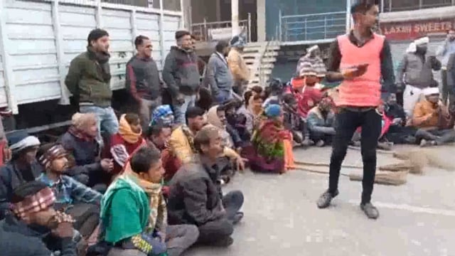 मवेशी तस्कर समझकर पुलिस ने नगर कर्मी को पीटा, आक्रोशित कर्मी बैठे धरने पर,  छुट्टा गौवंश को गौशाला में छोड़ने जा रहा 