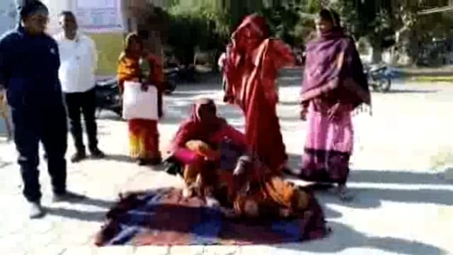 बड़ी खबर,, कोंच से,,,,,,,,,

महेशपुरा से डिलीवरी के लिए आई महिला को नर्सों के द्वारा किया गया नजरअंदाज 

