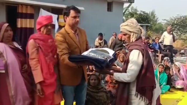 सिद्धार्थनगर जिले के बिहरा गाँव में समाजसेवी विनोद शुक्ला ने वितरण किया कंबल